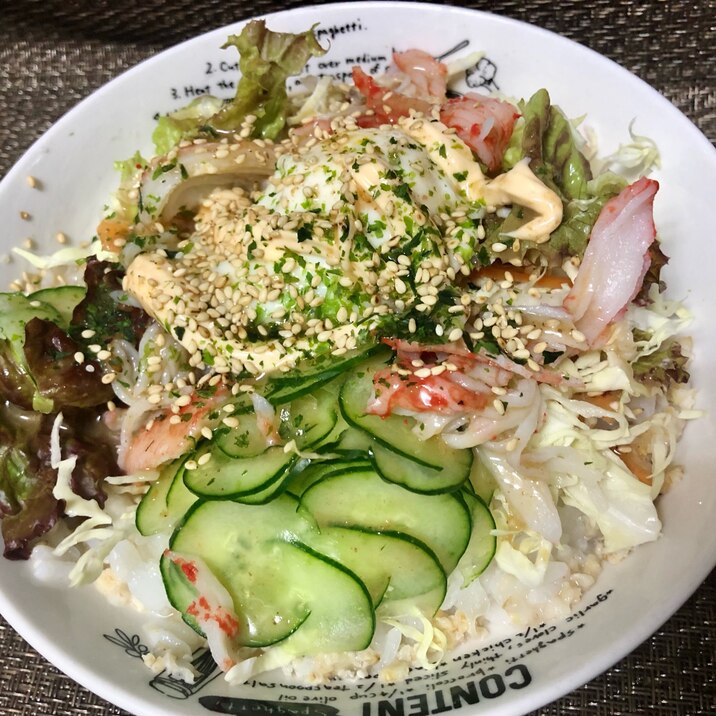 ヘルシーお昼に♪温玉オートミール入りサラダ丼